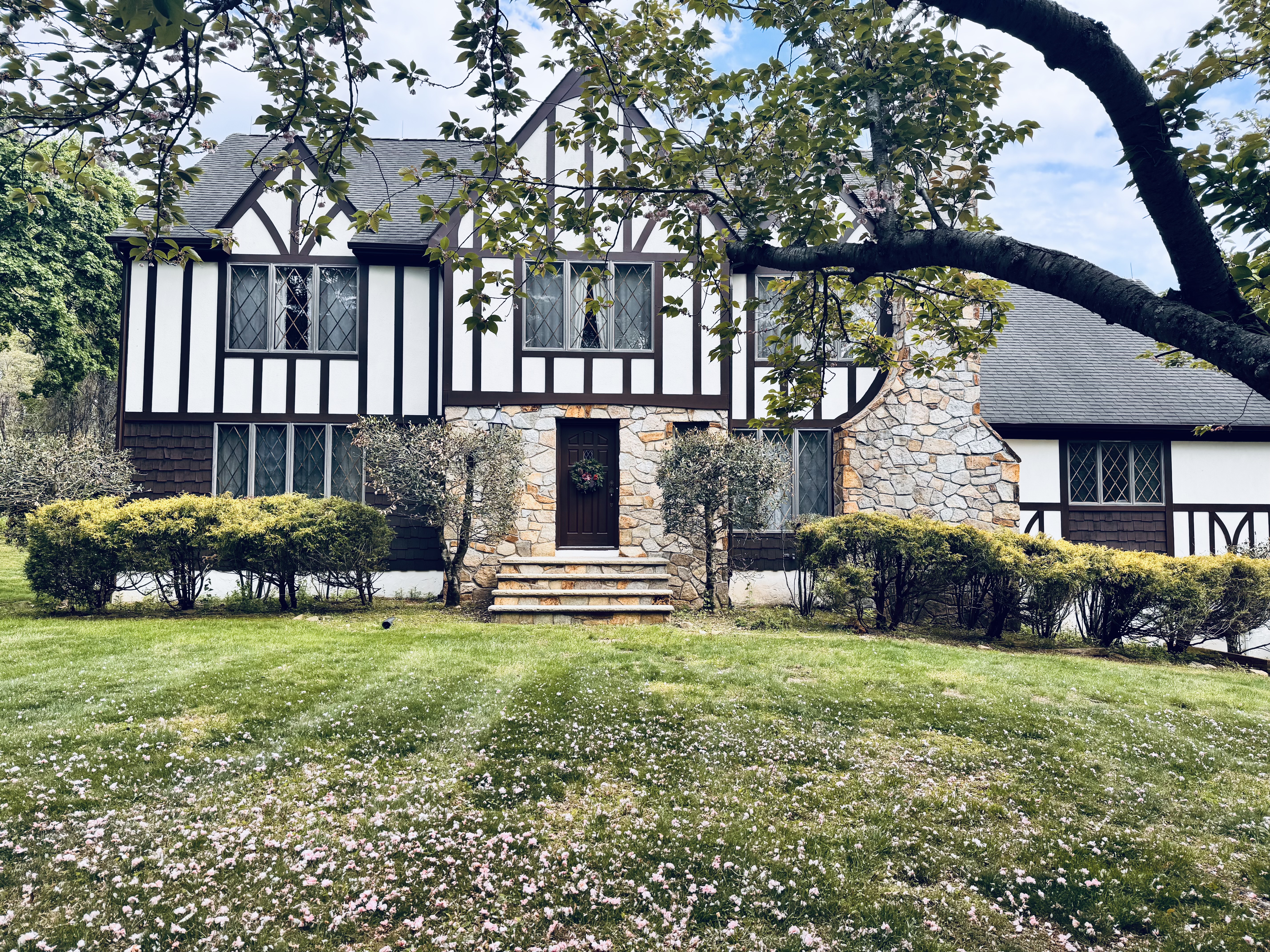 Peapack house with privacy and prime location